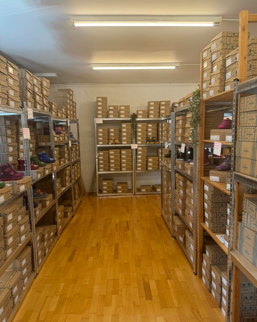 Lageret i Footfolks butik i Odder med æsker på hylderne