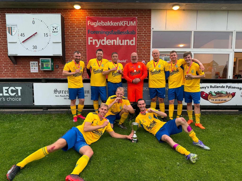 Fuglebakken KFUM fejrer med pokal i Footfolk-trøjer