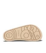 Beige barfodsskosål med cirkulære, lineære grebsmønstre; Be Lenka-branding; holdbar minimalistisk sneaker-stil.