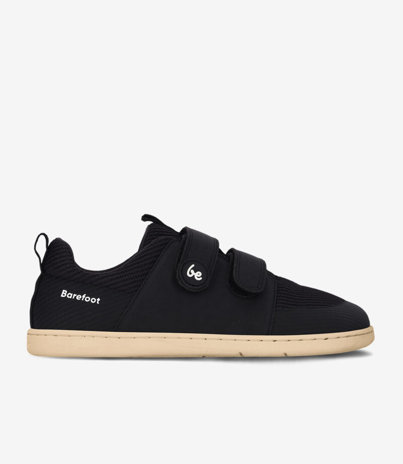 Sort barfodssko med bred tåzone, overdel i mesh, velcroremme, beige sål, "Barefoot"-hældetalje, minimalistisk design.