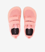 Lyserøde barfodssneakers til børn med bred tå, velcroremme, sorte indlægssåler, Be Lenka-branding på hvid baggrund.