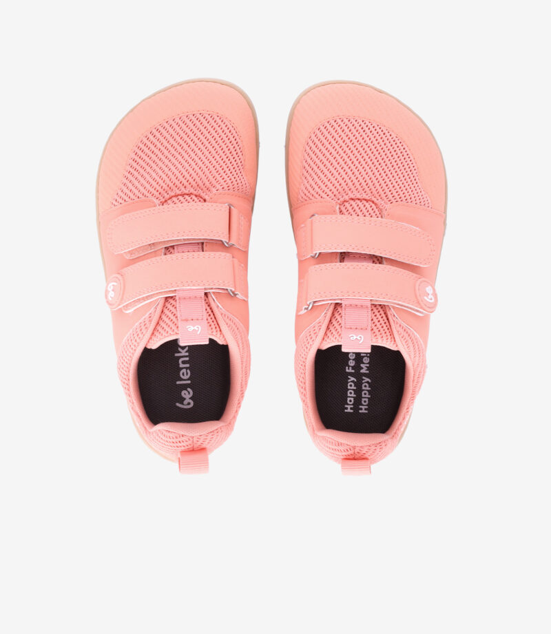 Lyserøde barfodssneakers til børn med bred tå, velcroremme, sorte indlægssåler, Be Lenka-branding på hvid baggrund.