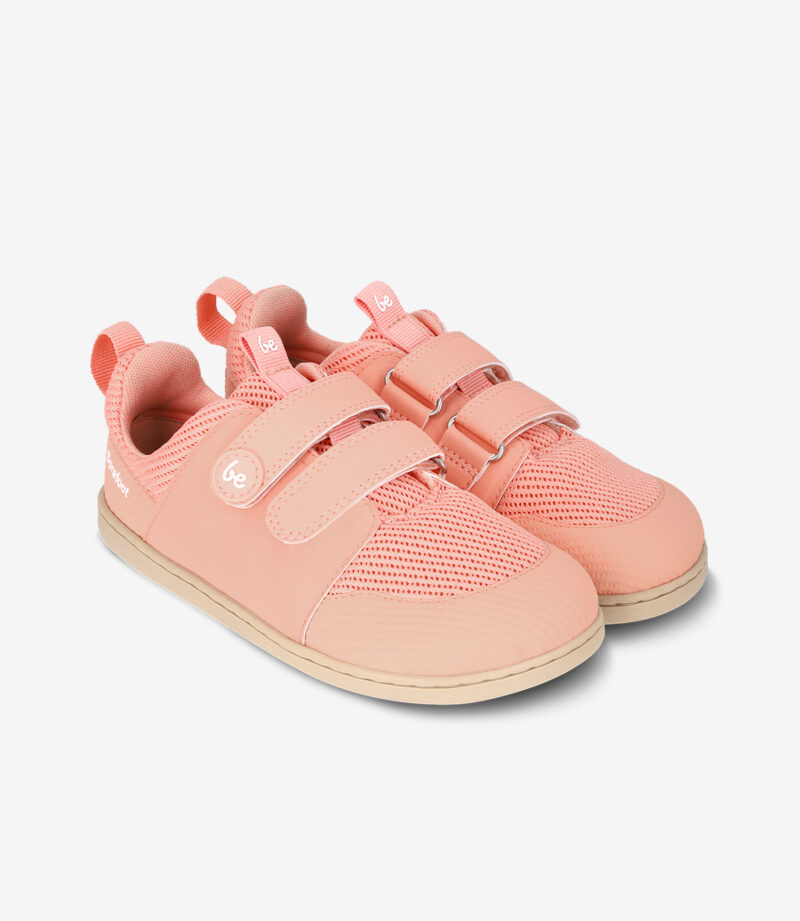 Lyserøde barfodssko til børn med overdel i mesh, to velcroremme, beige sål, bred tåboks og minimalistisk sneaker-stil.