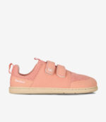 Ferskenfarvet minimalistisk barfodssneaker med bred tåboks, beige sål, overdel af mesh og syntetisk materiale, to velcroremme, Barefoot-logo.