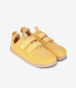 Gule barfodssko med mesh-overdel, velcroremme, bred tåboks, lysebrune såler; minimalistiske sneakers til børn.
