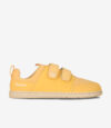 Gul barfodssko med to velcroremme, overdel i mesh, beige sål, bred tåboks, minimalistisk sneaker set fra siden.