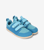 Lyseblå barfodssko med overdel i mesh, dobbelte velcroremme, bred tåboks, hvid sål; minimalistisk sneaker-stil.