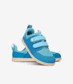 Blå barfodssneakers til børn med overdel i let mesh, bred tåboks, velcroremme og fleksible, solbrune såler på hvid baggrund.