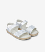 Be Lenka Miami White Sparkle barfodssandaler med brede remme, beige såler, minimalistisk design, bred tåboks på hvid baggrund.