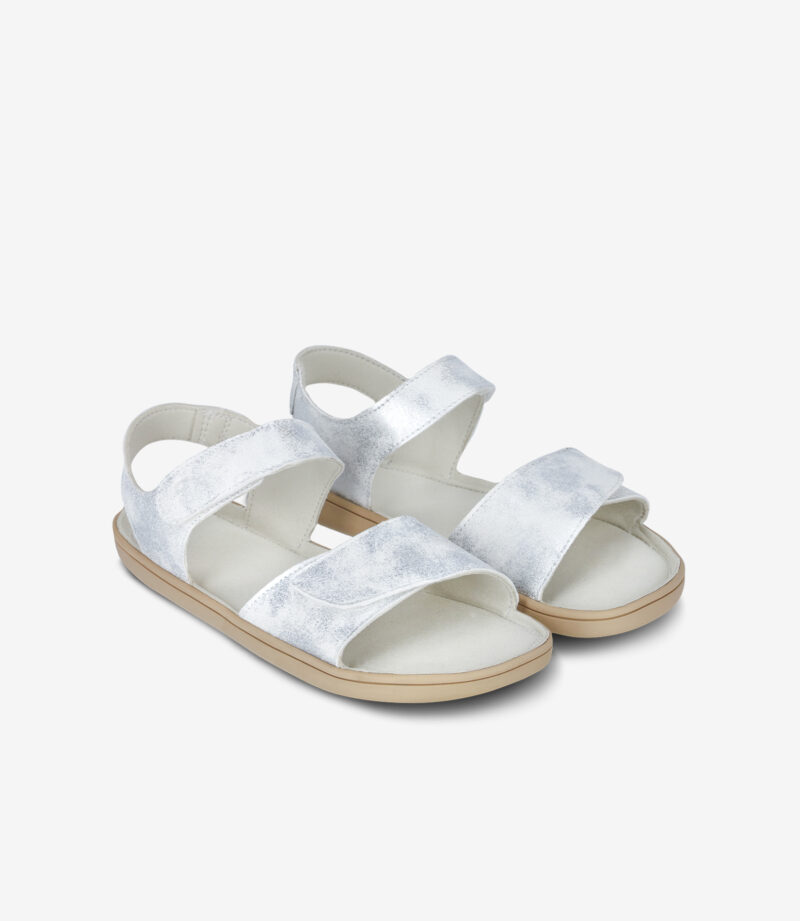 Be Lenka Miami White Sparkle barfodssandaler med brede remme, beige såler, minimalistisk design, bred tåboks på hvid baggrund.