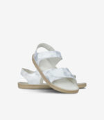 White Sparkle Be Lenka Miami barfodssandaler med sølvremme, bred tåboks, solbrune såler, minimalistisk sommerfodtøj.