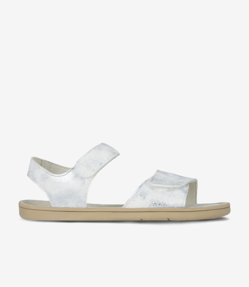 White Be Lenka Miami barfodssandal, bred tåzone, velcroremme, flad beige sål; minimalistisk sommerstil.