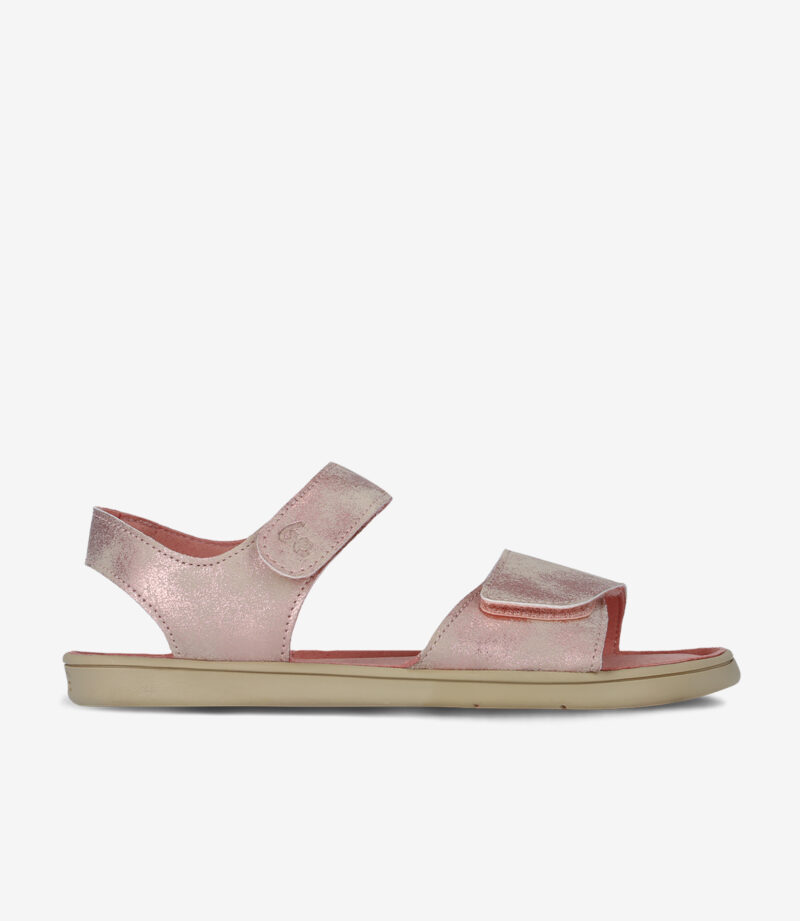 Be Lenka Bounty Aqua barfodssandal til børn med glitterfinish, bred tåzone, beige flad sål og to velcro-remme.