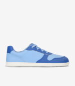 Be Lenka Miami barfodssko i blå, bred tåboks, minimalistiske sneakers med hvid sål og snørebånd, set fra siden.