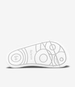 Hvid Sparkle barfodssko med bred tåzone, grå mønstret sål, "Be Lenka"-tekst; sneaker i minimalistisk stil for komfort.