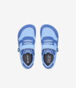 Be Lenka Scoot Kids barfodssneakers, lys og blå, minimalistisk design med velcroremme og bred tåboks på hvid baggrund.