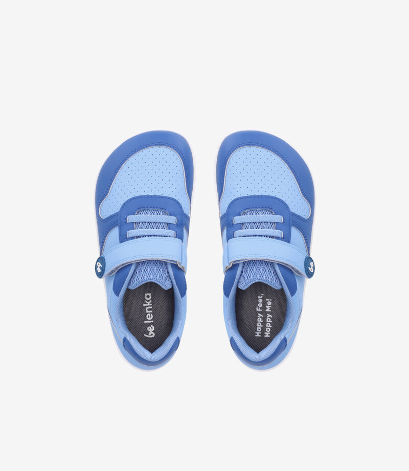 Be Lenka Scoot Kids barfodssneakers, lys og blå, minimalistisk design med velcroremme og bred tåboks på hvid baggrund.