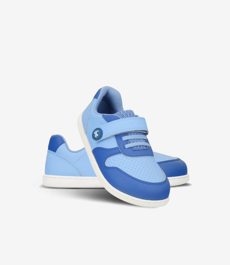 Light & Royale Blue Be Lenka Scoot Kids barfodssneakers med hvide såler, velcrorem, bred tåboks og snørebånd på hvid baggrund.