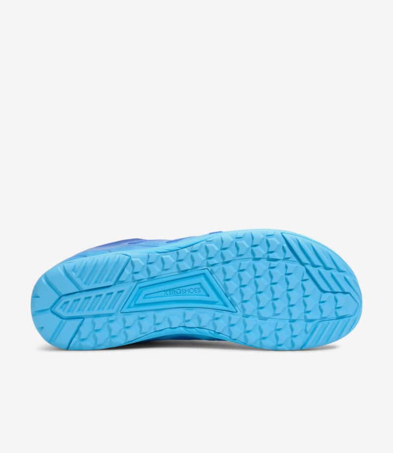 Lyseblå Xero HFS II barfodsskosål til mænd med struktureret slidbane for greb, minimalistisk sneaker-stil på hvid baggrund.
