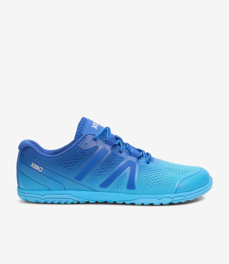Blå Xero HFS II barfodssko med overdel i mesh, tynd sål, bred tåboks, minimalistisk sneaker-stil, venstre profil på hvid baggrund.