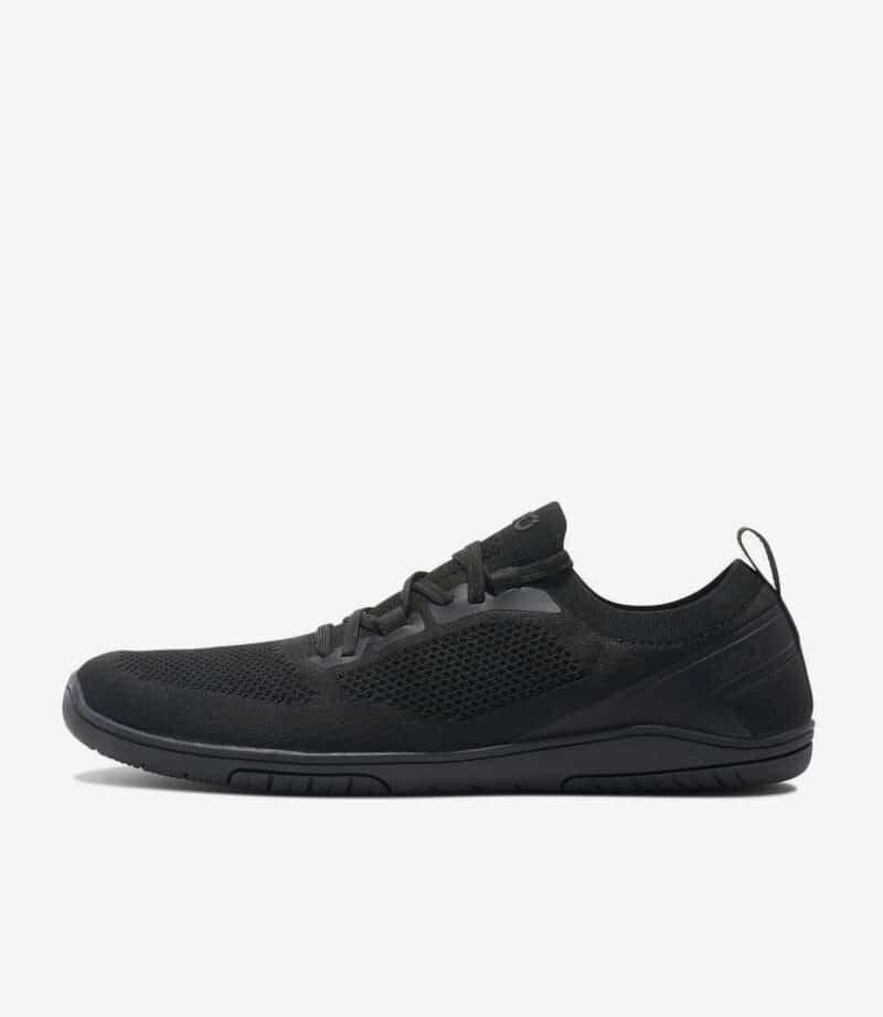 Sorte Xero Nexus Knit barfodssko til mænd med overdel i mesh, snørelukning, bred tåboks, fleksibel sål, sideprofil.