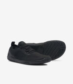Sorte Xero Nexus Knit barfodssko med overdel i mesh, bred tåboks, minimalistisk sål; en opretstående, en med slidbane.