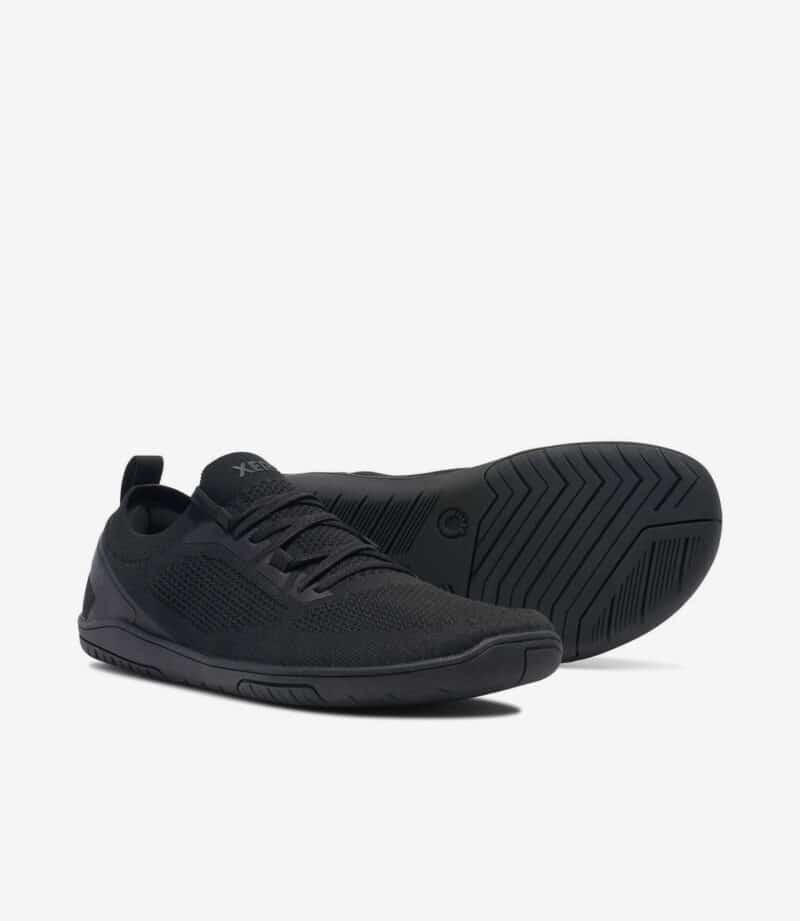 Sorte Xero Nexus Knit barfodssko med overdel i mesh, bred tåboks, minimalistisk sål; en opretstående, en med slidbane.