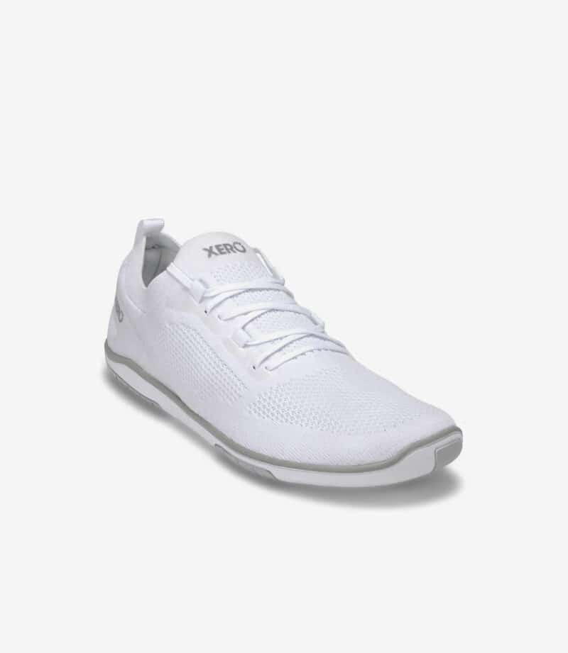Hvid Xero Nexus Knit barfodssko med overdel i mesh, fleksibel sål, minimalistisk stil, bred tåboks og hvide snørebånd.