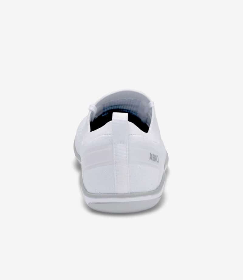 Hvid Xero Nexus Knit barfodssko til mænd, set bagfra med trækflig i hælen, minimal slidbane, bred tåboks og branding på siden.