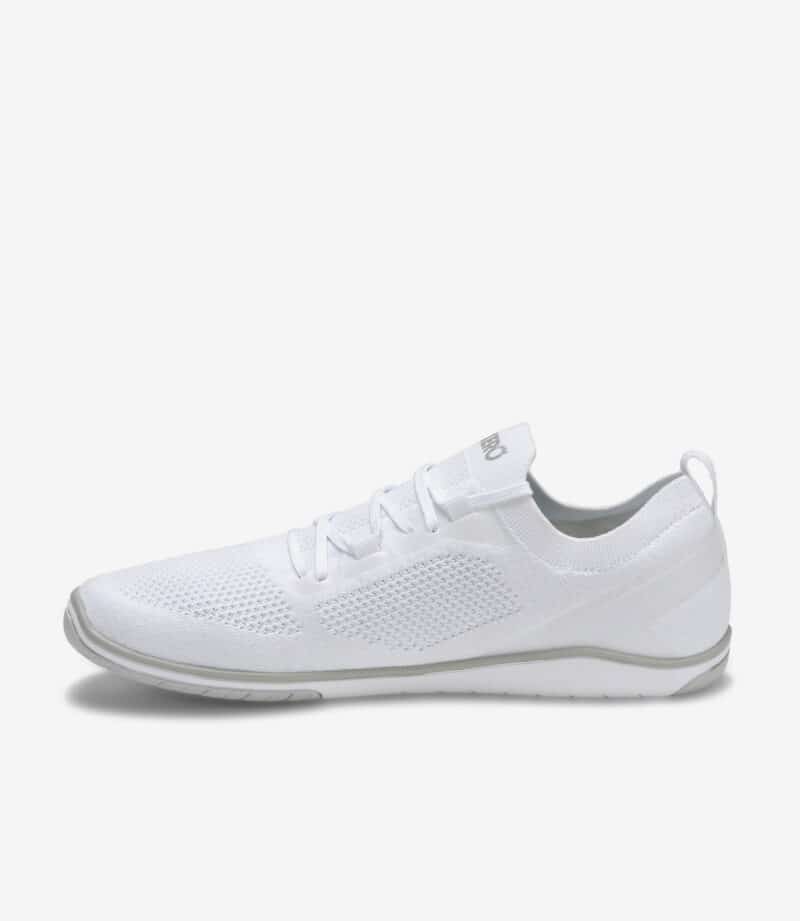 Hvid Xero Nexus Knit Herre barfodssko, overdel i mesh, snørebånd, tynd sål, minimalistisk sneaker med bred tåboks, set fra siden.