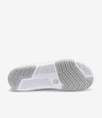 Hvide minimalistiske barfodssko til mænd med bred tåboks, grå og sort grebssål, strikket overdel, Xero Shoes-mærke.