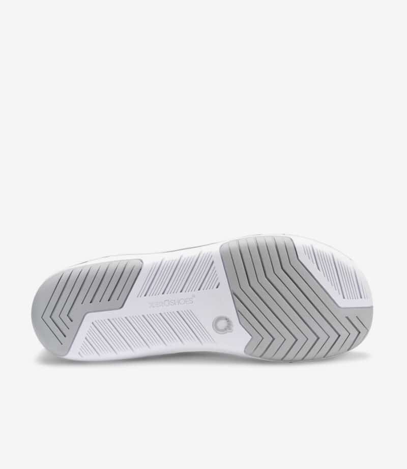 Hvide minimalistiske barfodssko til mænd med bred tåboks, grå og sort grebssål, strikket overdel, Xero Shoes-mærke.