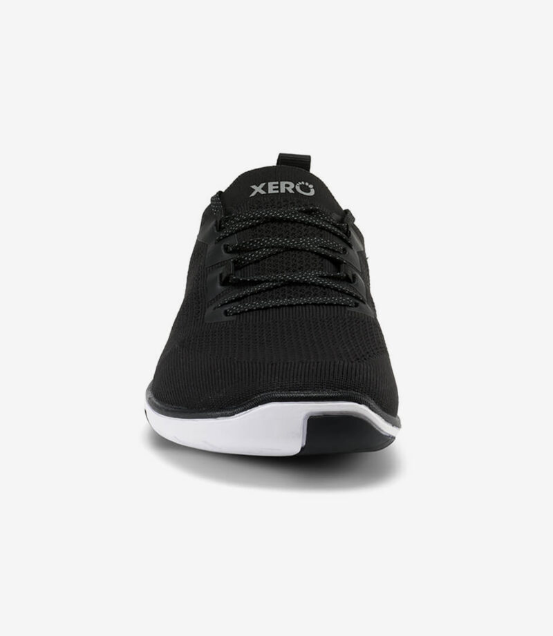 Xero Nexus Knit Dame barfodssko, sort strikoverdel, bred tåboks, hvid sål, minimalistisk sneaker-stil med "XERO" på tungen.