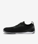 Sort/hvid Xero Nexus Knit barfodssko, overdel i mesh, minimalistisk sneaker-design, bred tåboks, fleksibel hvid sål.