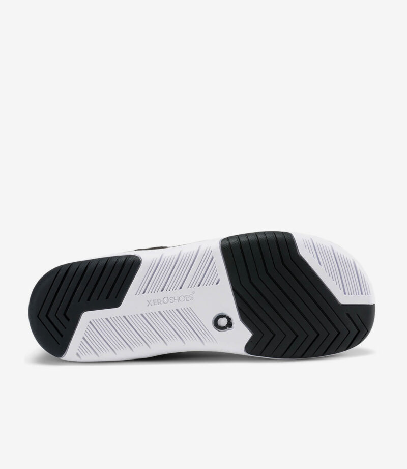 Hvid og sort Xero Nexus Knit barfodsskosål med vinklet slidbane, bred tåboks, minimalistisk sneaker-stil.
