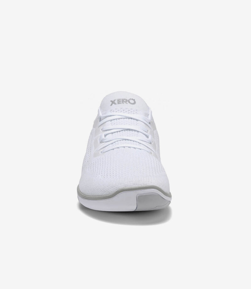 Hvide Xero Nexus Knit barfodssko til kvinder med bred tåboks, minimalistisk design, hvide snørebånd og overdel i mesh-strik.