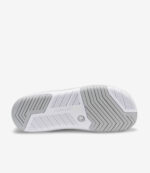 Hvid og grå sål på Xero Nexus Knit barfodssko med rillet greb, bred tåboks og centralt Xero Shoes-logo.