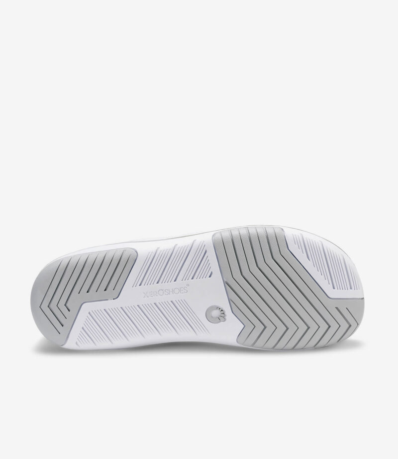 Hvid og grå sål på Xero Nexus Knit barfodssko med rillet greb, bred tåboks og centralt Xero Shoes-logo.