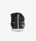 Sort og hvid Xero Prio Mindre børn barfodssko, tekstureret overdel, bred tåboks, grå trækflig, minimalistisk sneaker-stil.