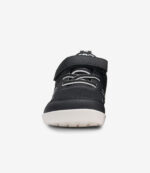 Sort-hvid Xero Prio minimalistisk barfodssneaker til børn med bred tåzone, velcrorem og gribende sål.