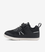 Sort-hvide barfodssko til børn med velcro, elastiske snørebånd, bred tåboks, minimalistisk gummisål, set fra siden.