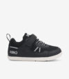 Sort og hvid Xero Prio barfodssneaker til børn med overdel i mesh, elastiske snørebånd, velcrorem, bred tåboks, minimalistisk stil.