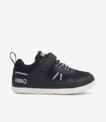 Sort og hvid Xero Prio barfodssneaker til børn med overdel i mesh, elastiske snørebånd, velcrorem, bred tåboks, minimalistisk stil.
