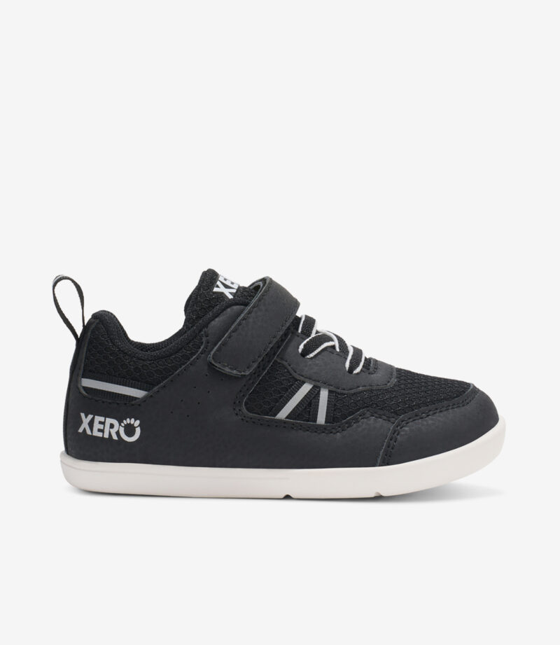 Sort og hvid Xero Prio barfodssneaker til børn med overdel i mesh, elastiske snørebånd, velcrorem, bred tåboks, minimalistisk stil.