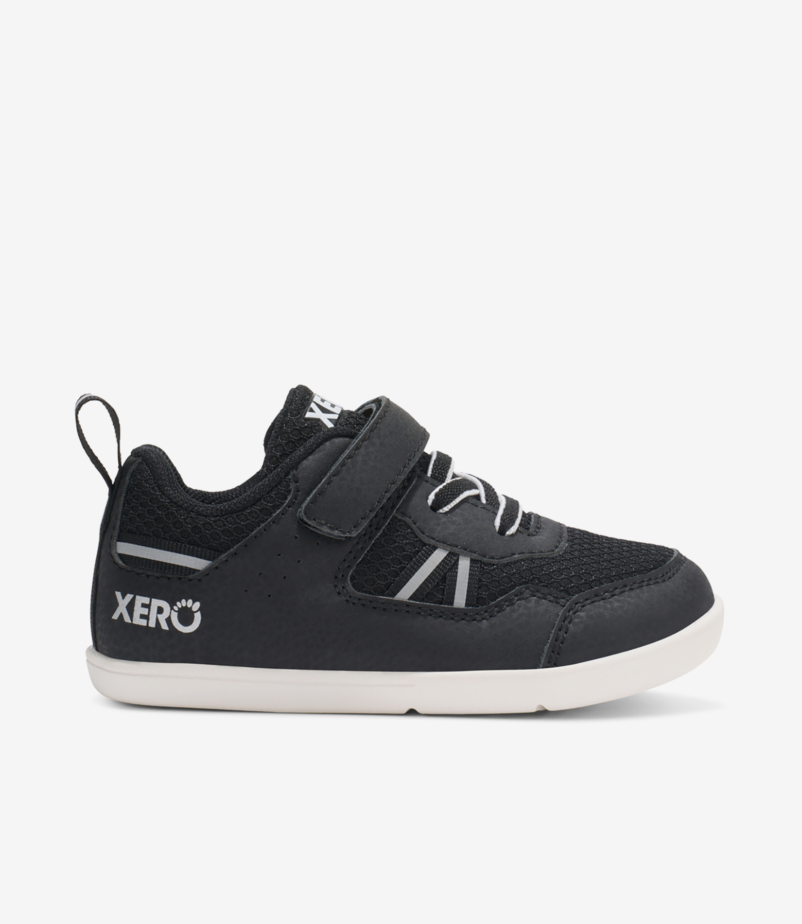 Sort og hvid Xero Prio barfodssneaker til børn med overdel i mesh, elastiske snørebånd, velcrorem, bred tåboks, minimalistisk stil.