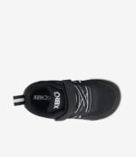 Sort og hvid Xero Prio barfodssko til børn set oppefra, velcrorem, bred tåboks, minimalistisk sneaker-design.