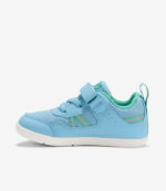 Lyseblå Xero Prio barfodssneakers til børn med bred tå, velcrorem, hvid sål, grønt for, set fra siden.
