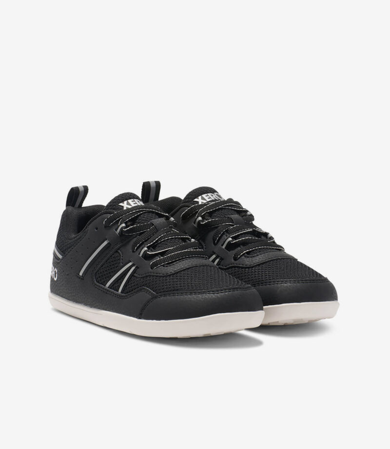 Sorte og hvide Xero Prio børn barfodssneakers med overdel i mesh, bred tåboks, minimalistisk sål, til børn på hvid baggrund.