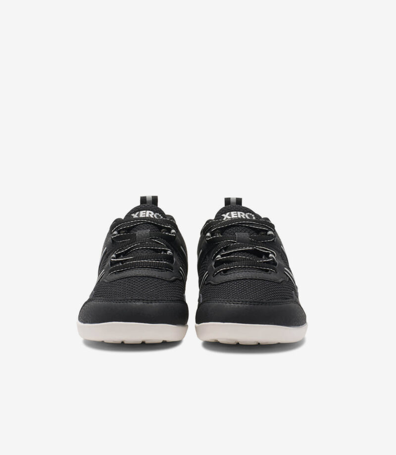 Xero Prio børn Sort/Hvid barfodssneakers, sort overdel, hvid sål, bred tåboks, minimalistiske børnesko, set forfra.