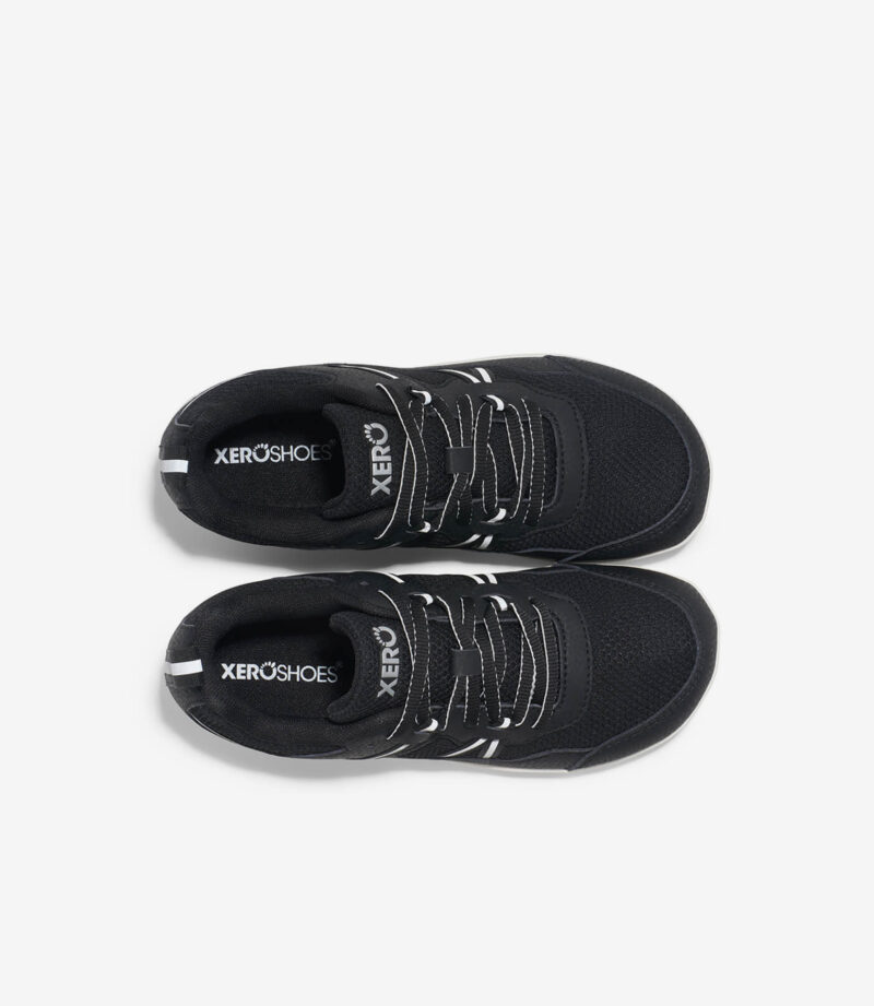 Sorte Xero Prio børn barfodssko, minimalistiske sneakers med bred tåboks, sorte/hvide detaljer, sorte snørebånd, hvid indersål med branding.